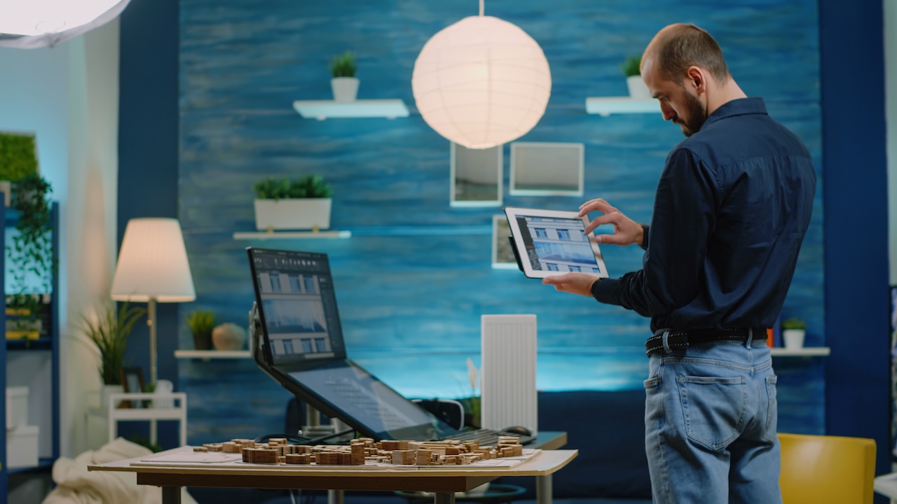 Progettista visualizza simulazione tecnica su tablet con modello 3D – integrazione InfoWorks ICM e manualistica interattiva