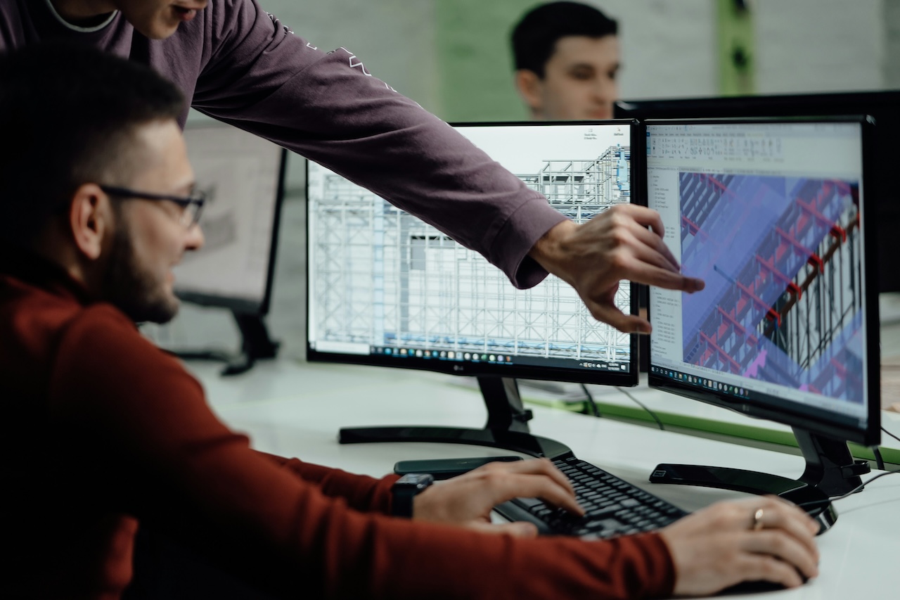 Team tecnico al lavoro su un modello BIM per la progettazione digitale con Autodesk Forma